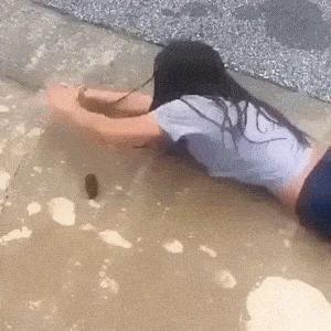 妹子，你的背的包很别致啊，旁边兄弟盯得眼都直了，哈哈哈哈哈哈