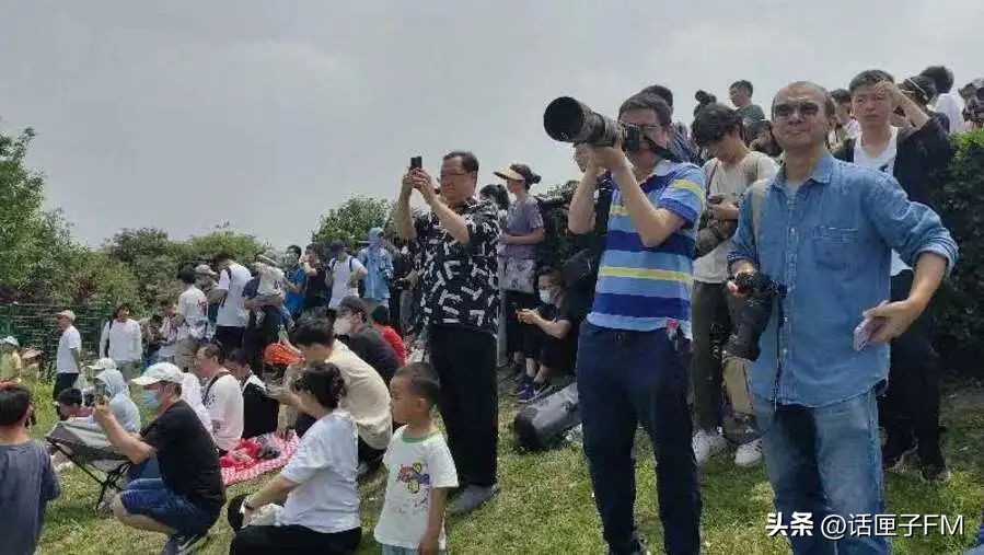 民航最高礼仪迎接c919飞机,商业首航成功c919过水门现场