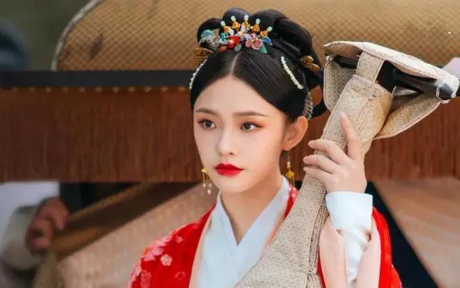 最受宠的“星女郎”：18岁出道爆红，乱认“亲妈”，黑历史无数？