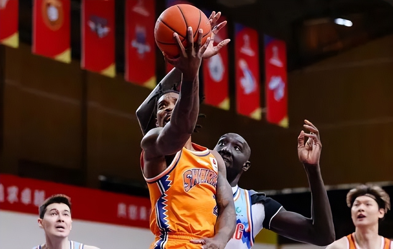 0分20助攻0板,齐麟拿球被夹正确判罚