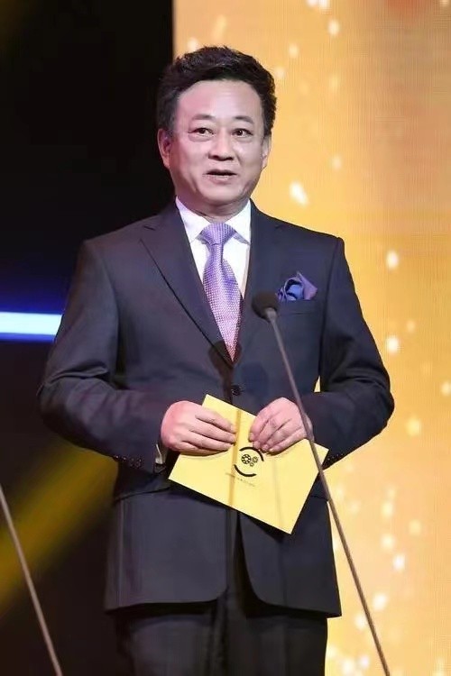 朱军正式复出,57岁朱军重返央视