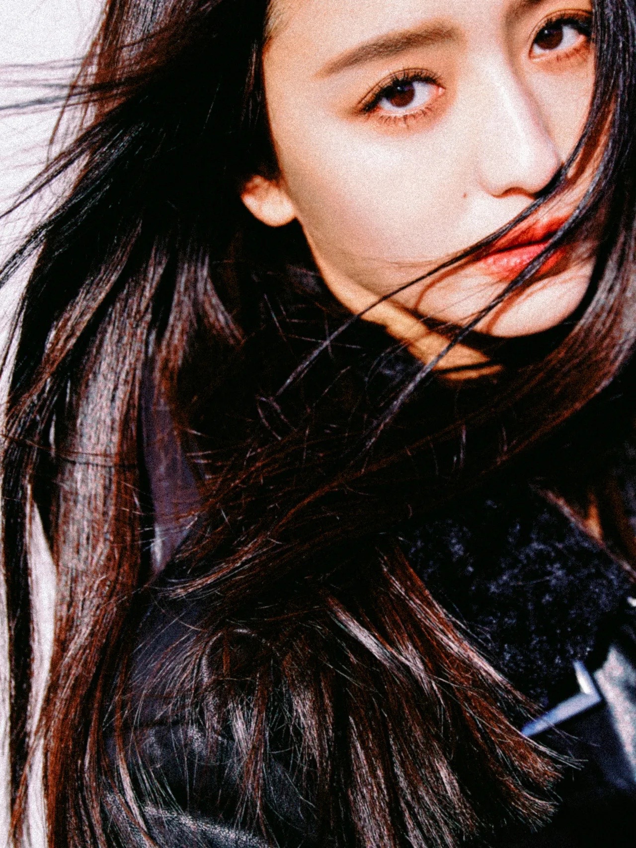 佟丽娅离婚后风格大变，穿超短皮衣秀“马甲线”，戴墨镜又飒又美