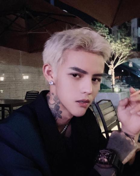 牌牌琦现状在哪,牌牌琦站在库里南上的照片