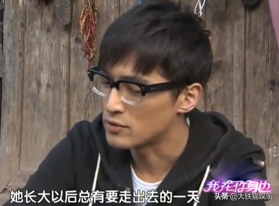 胡歌为礼仪小姐姐化解尴尬娱乐,胡歌帮礼仪小姐解围对比