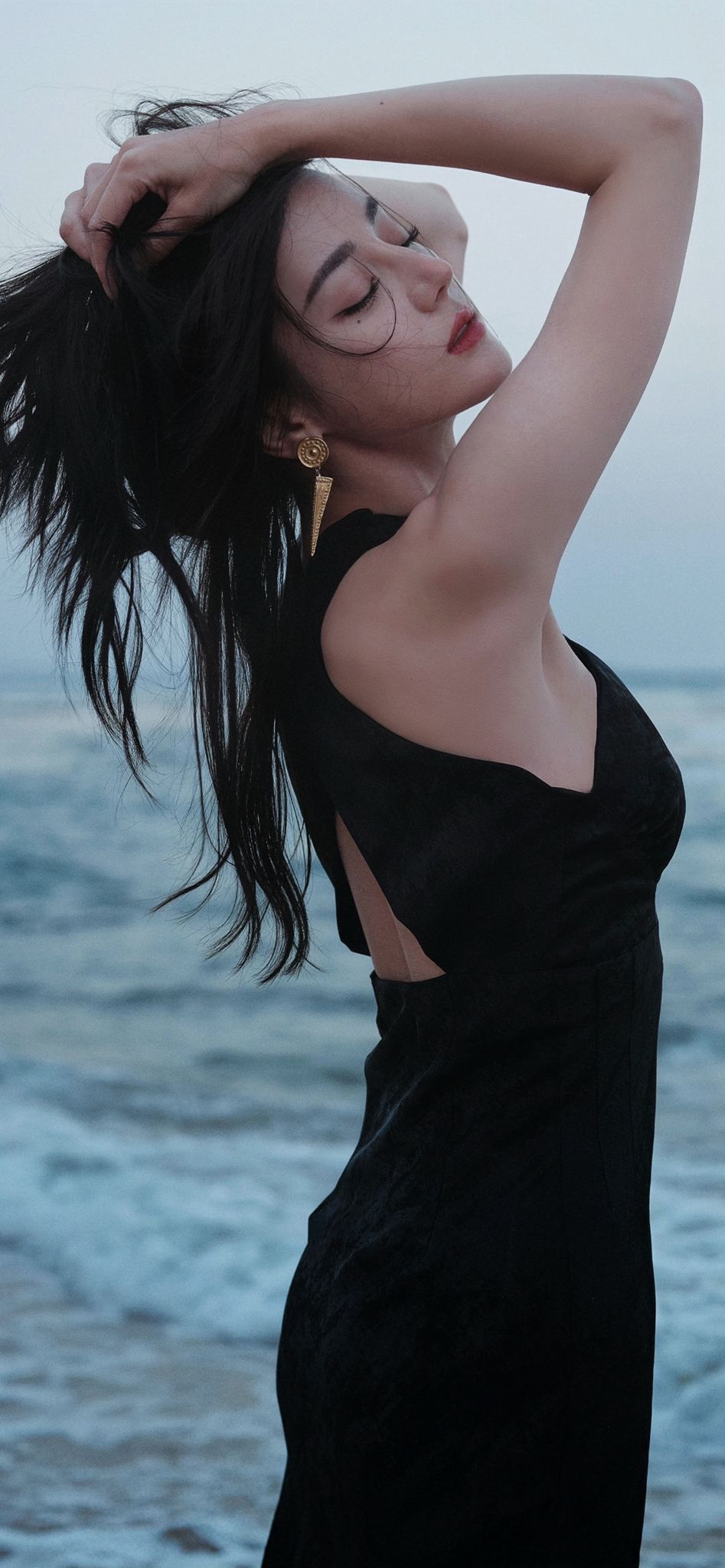 迪丽热巴微博之夜海滩,迪丽热巴海边度假风少女写真