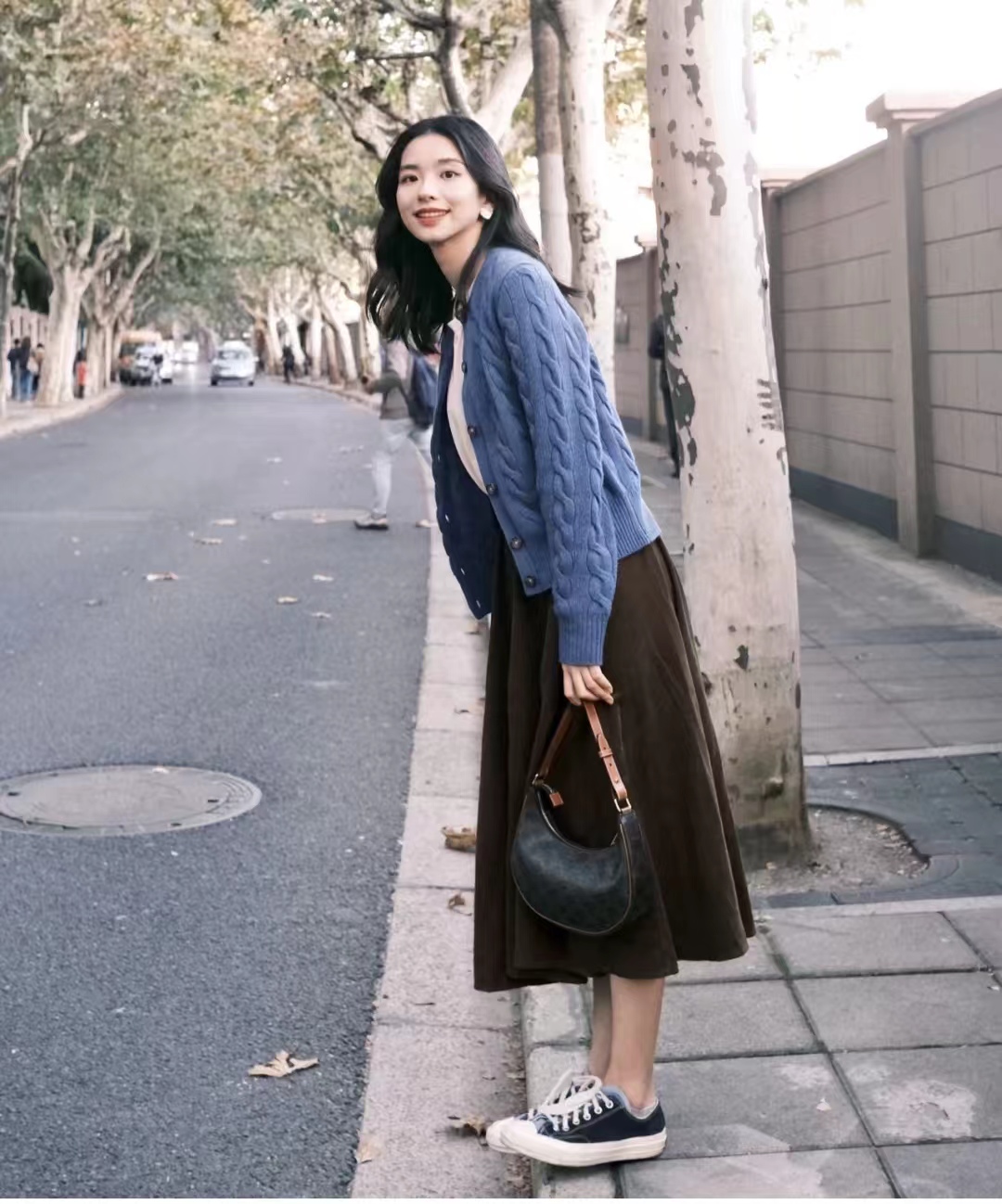 外套秋冬蓝色搭配什么颜色,秋冬比较显高级的颜色搭配