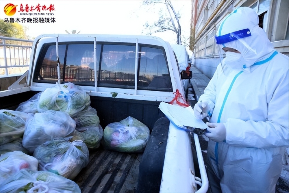 防控一线*党**旗飘扬丨“文武双全”的*疆新**公安厅下沉干部秦康