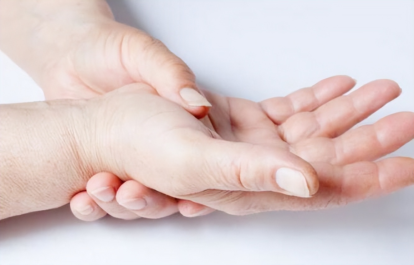 双手肿胀是怎么回事如何治疗,晚上睡醒双手发麻手指肿胀