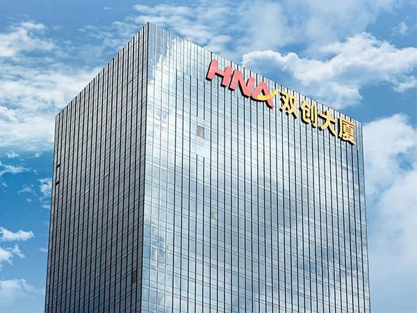 玻璃幕墙室内广告字,弧形玻璃幕墙广告字效果制作