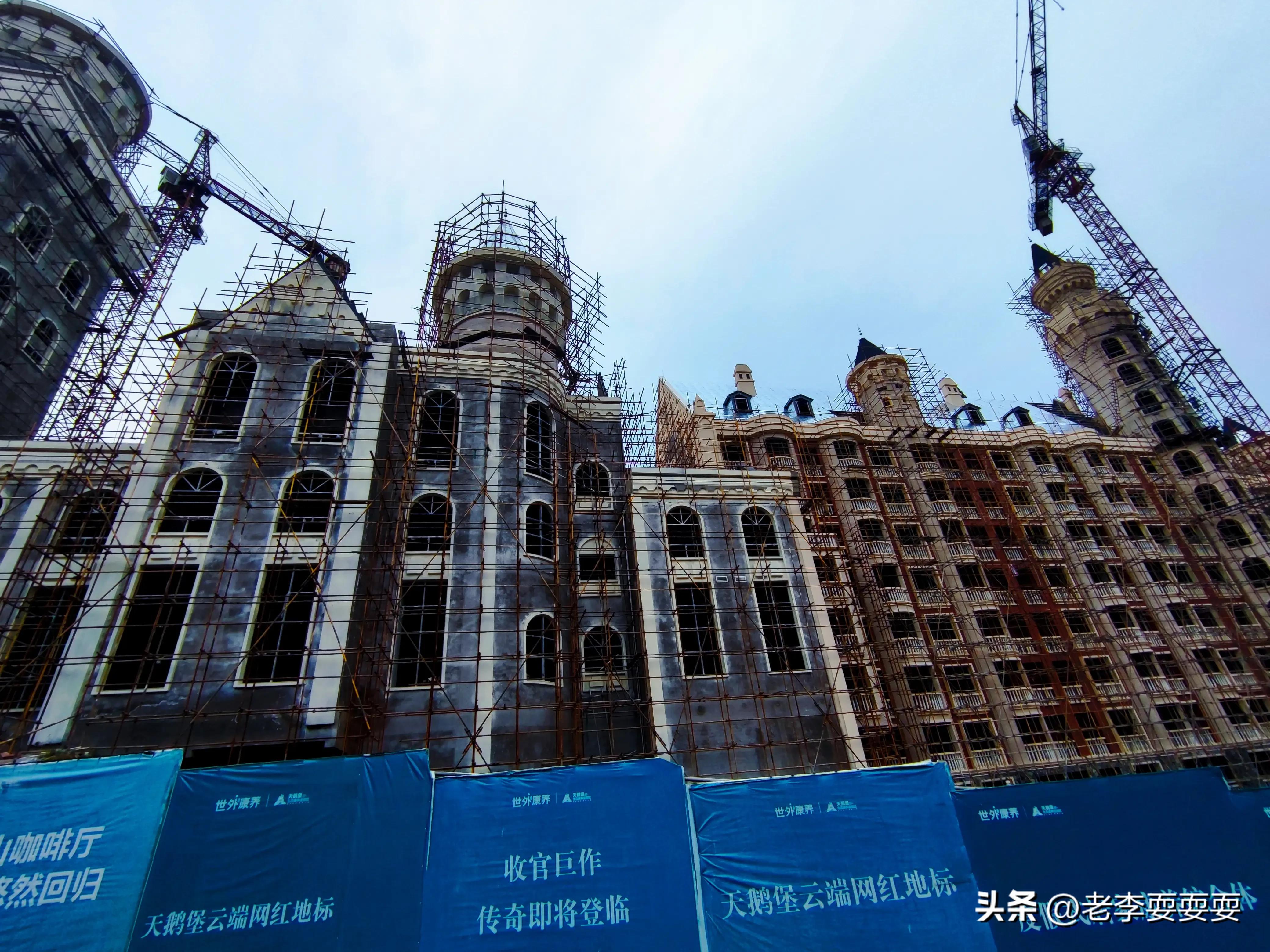 它崖、湖双拥，天然资源国内罕见，是海拔1280米之上的幸福城堡