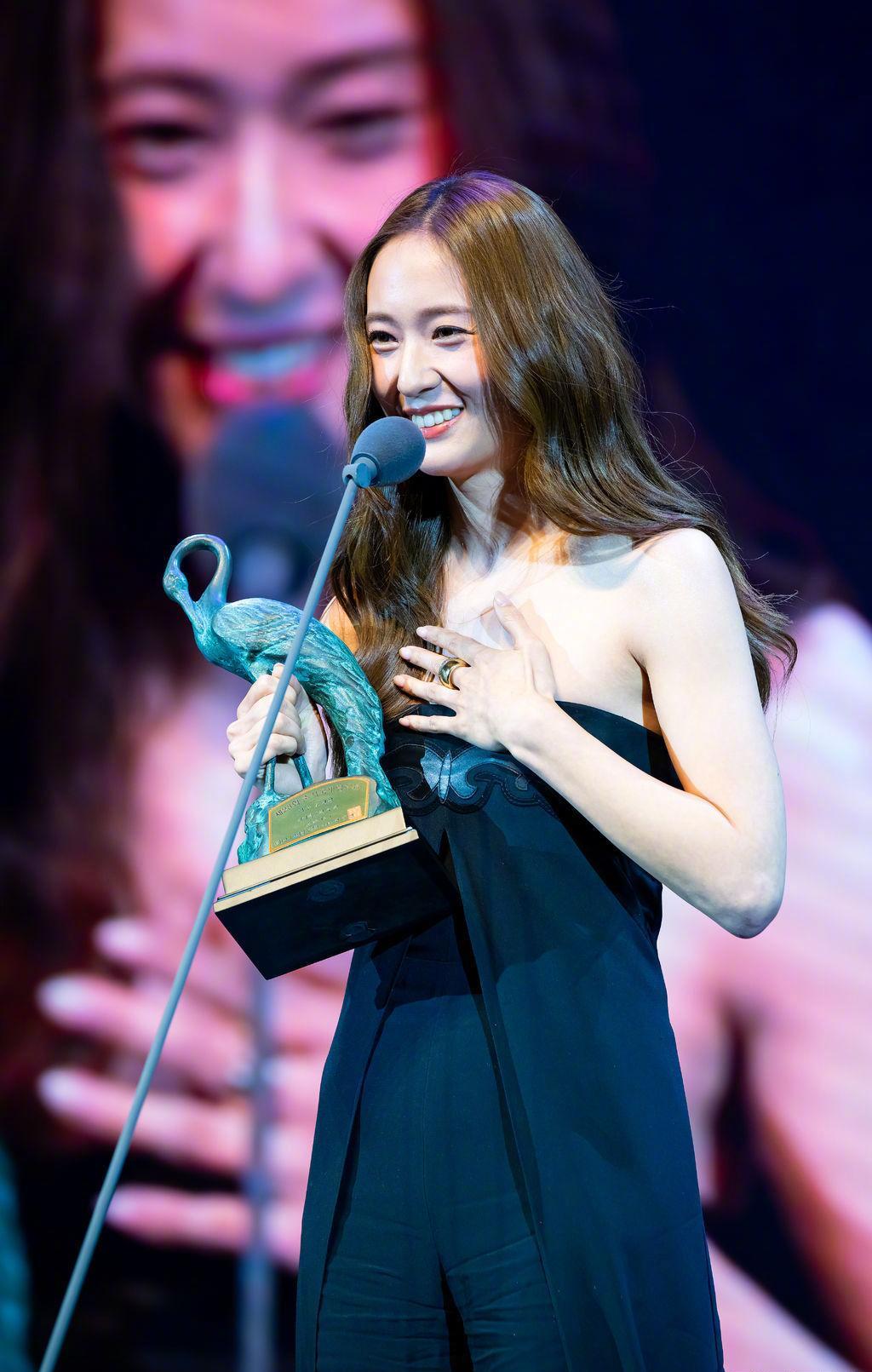 人气奖郑秀晶,郑秀晶提名影后