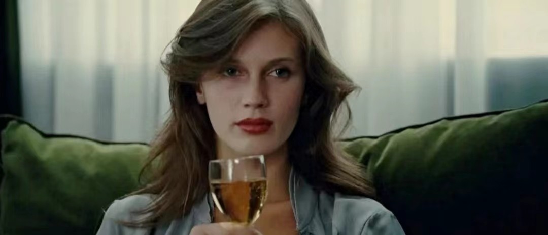 法国影片《花容月貌》以超现实的手法表达了什么？