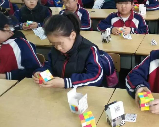 孩子玩魔方家长的感触,孩子玩魔方对小学生有什么帮助