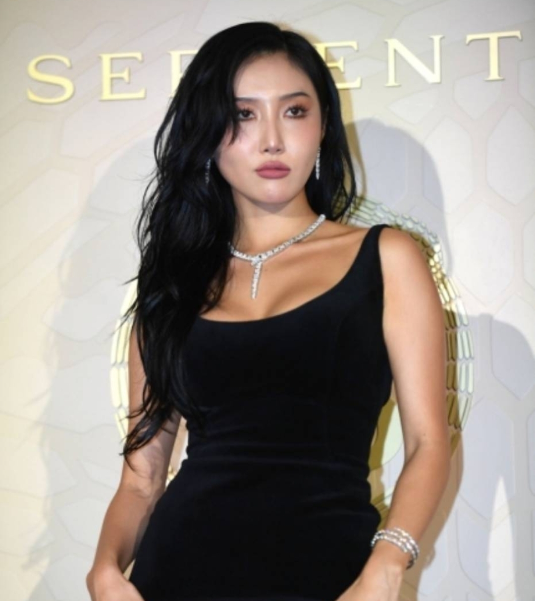 曝华莎学校演出涉嫌犯罪，舔手指摸*体下**动作不雅，学生家长已举报