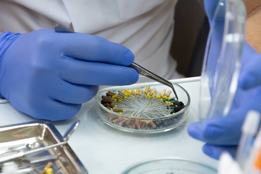 牙齿酸痛的原因是什么怎样治疗,牙齿吸风酸痛是什么原因引起的