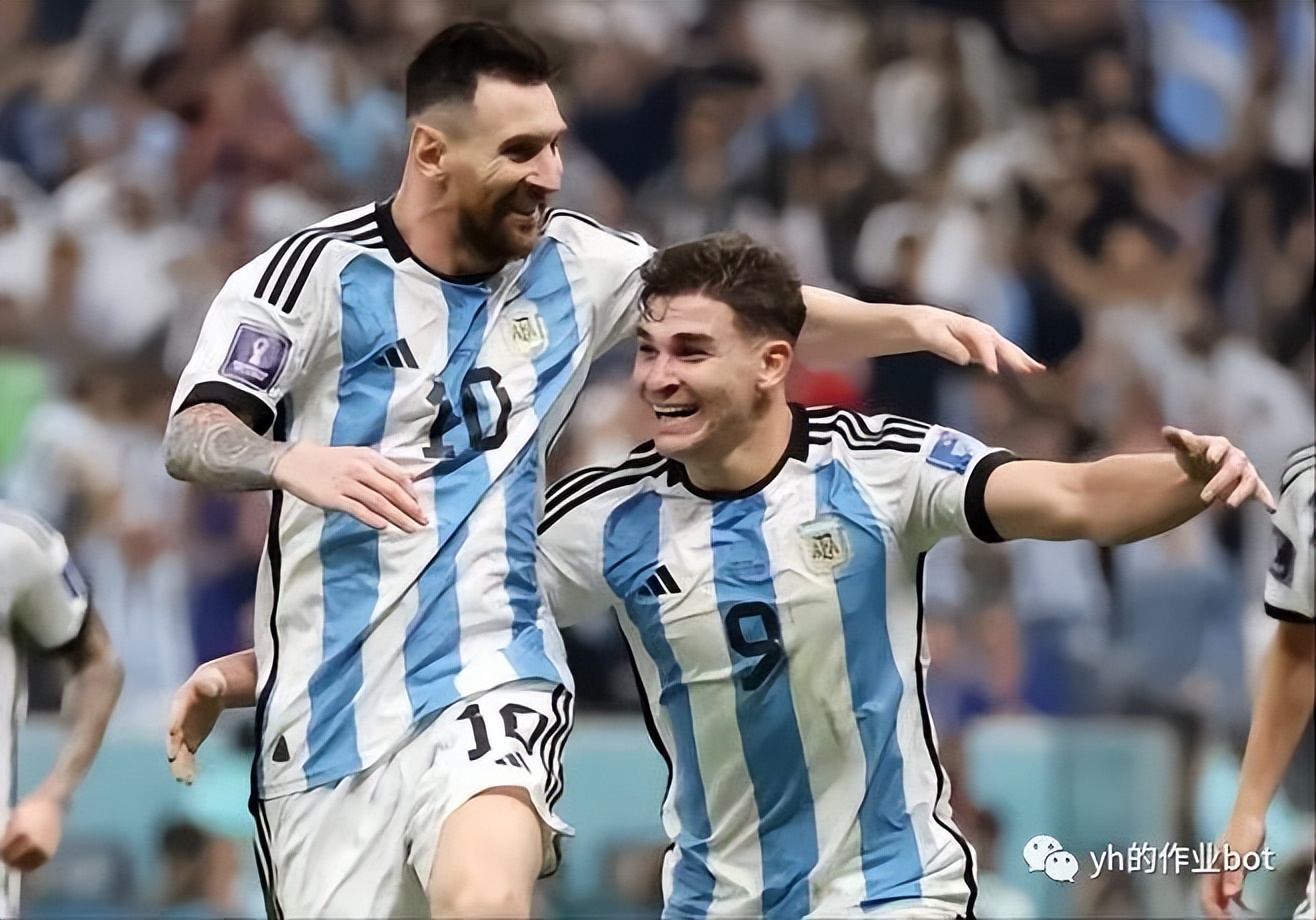 梅西夺冠后三个儿子球场踢球,梅西与迷弟球员踢球