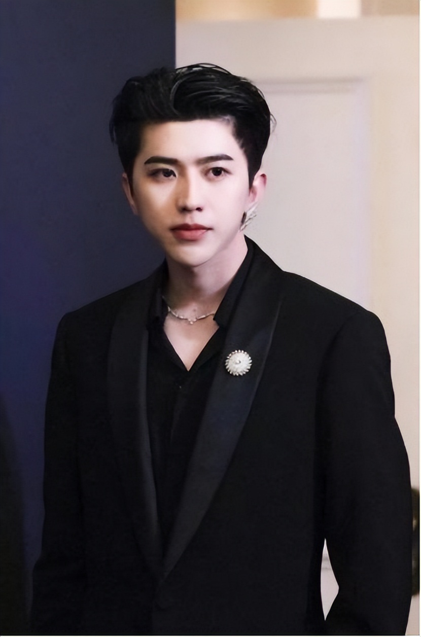 “贵公子”蔡徐坤：一枚胸针1000万，却惹上官司被冻结6400万资产