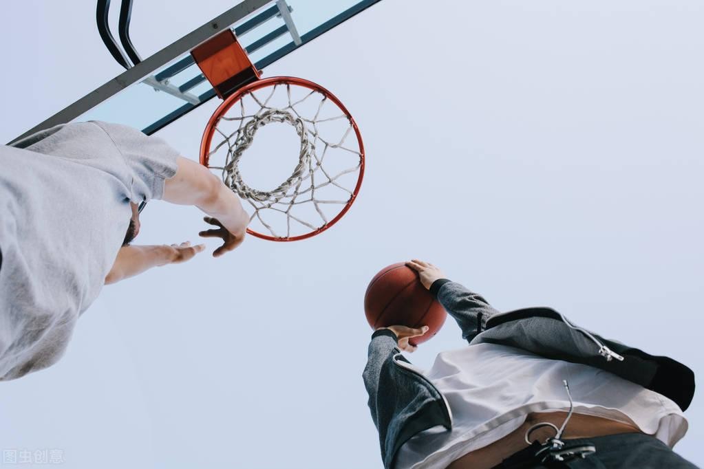 横穿球场被撞伤，68岁老人状告打球学生索赔5万，法院：后果自负