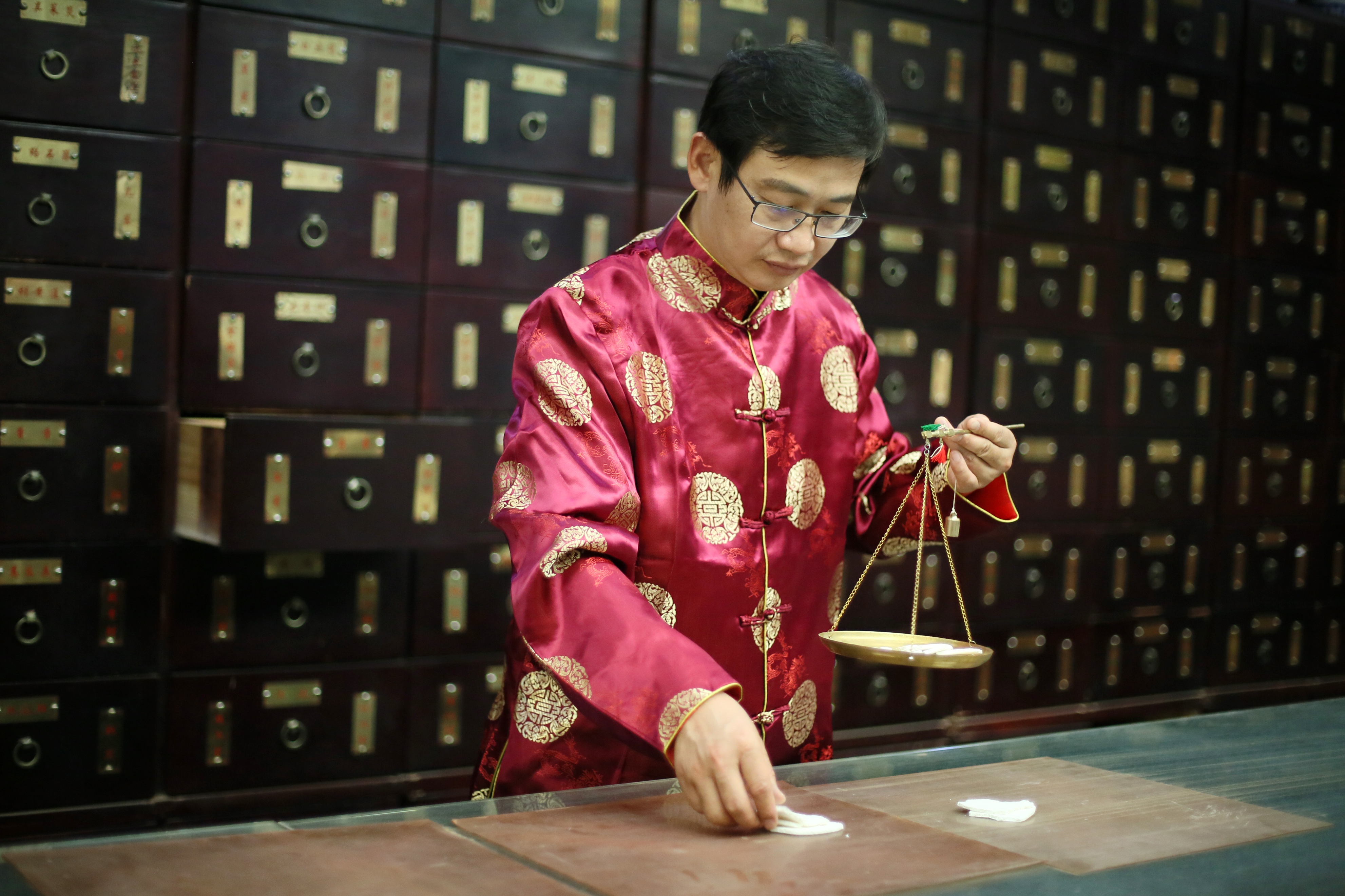 小腿干痒并伴有红色湿疹,湿疹后期结痂又干又痒