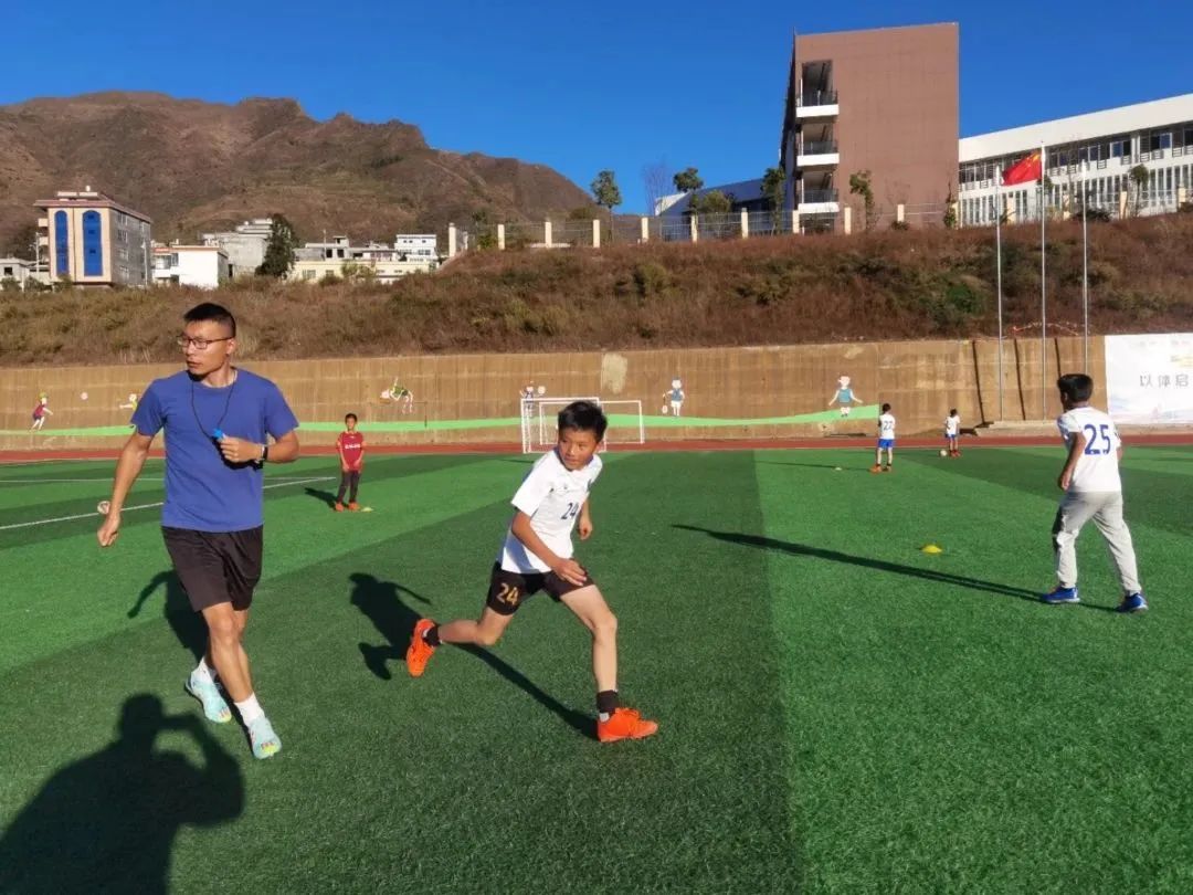 大山深处孩子们的足球梦,支教老师为大山孩子筑起足球梦