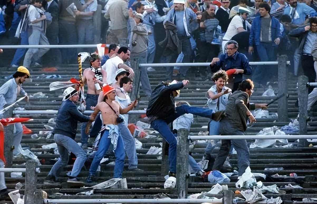 印尼球迷冲突,印尼一足球场爆发球迷暴力冲突