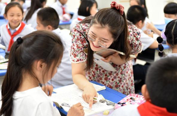 前面4人后面7人一共几人,前面4人后面六人一共多少人