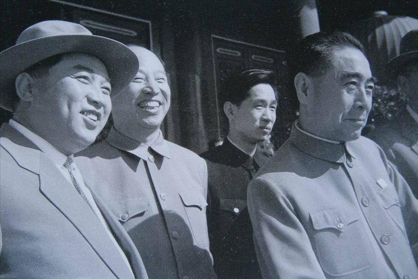 金日成访华，有人竟一把搂住他脖子，后来金日成送了那人两车苹果