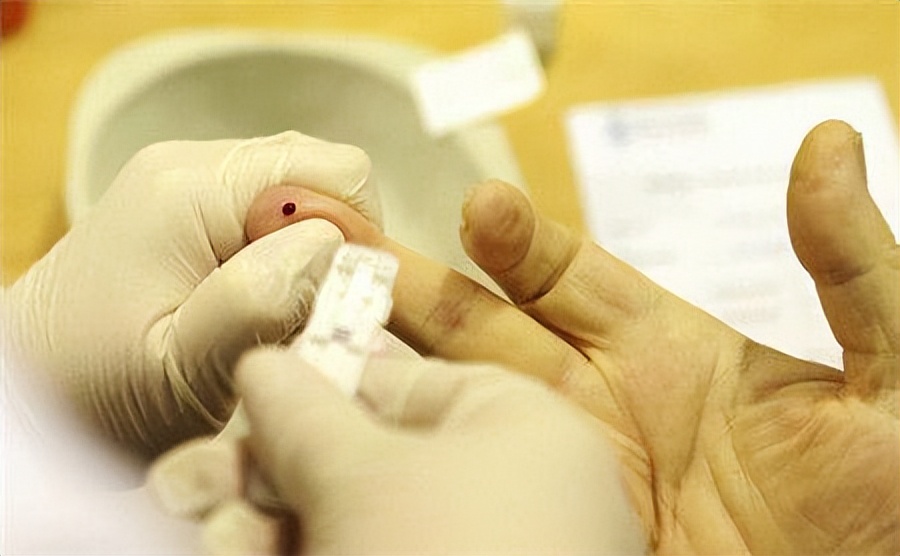 31岁男子高烧不退,32岁男子感染新冠发烧