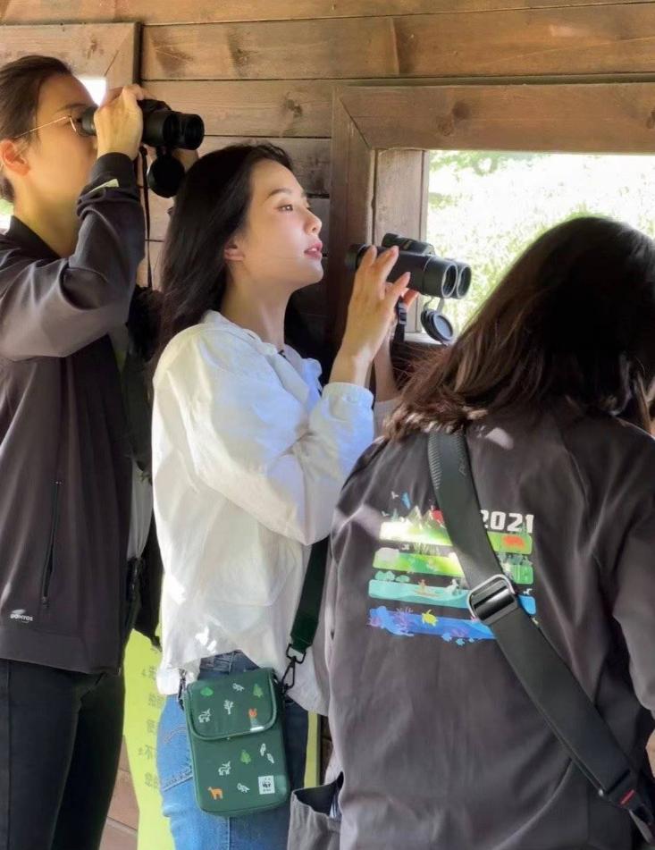 刘诗诗出席活动休闲运动穿搭,刘诗诗一袭粉裙优雅精致