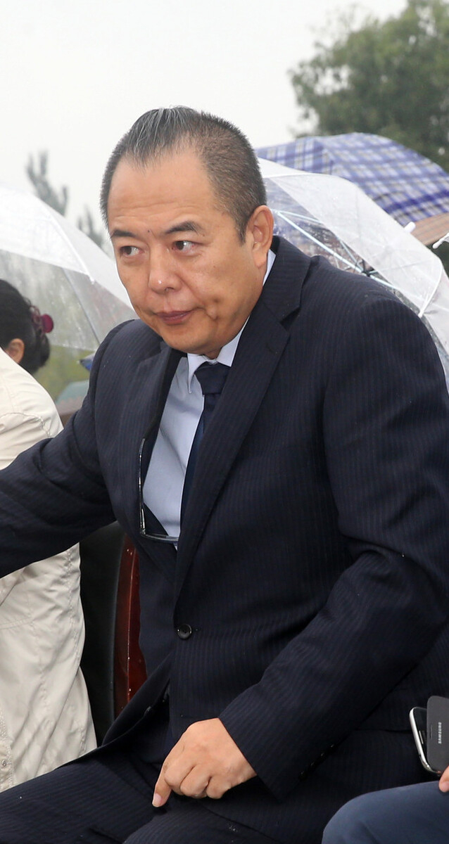 张铁林在英国靠什么生活,英国人张铁林现状