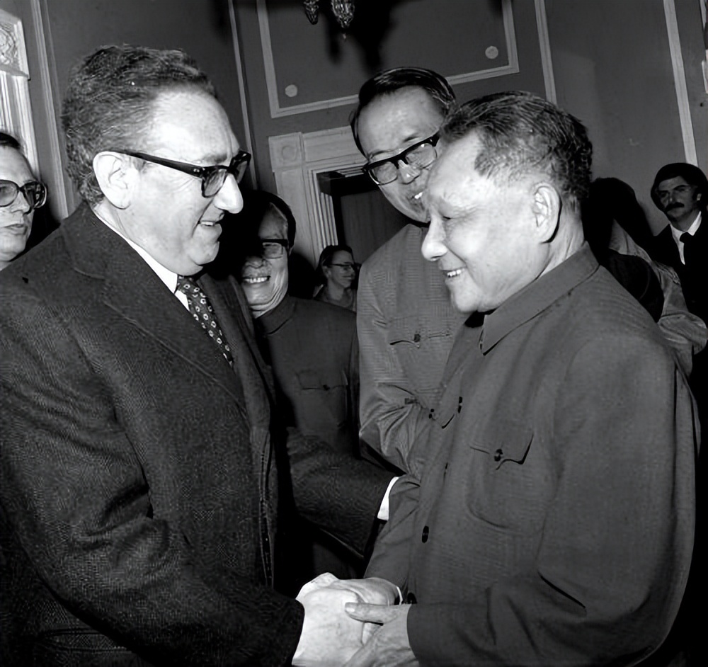 1977年美国务卿访华，谈及台湾问题时邓公放话：只给你们两个选择