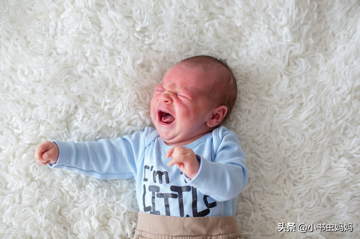 新生儿第一个月乖第二个月哭闹,一个月内的新生儿哭闹怎么办