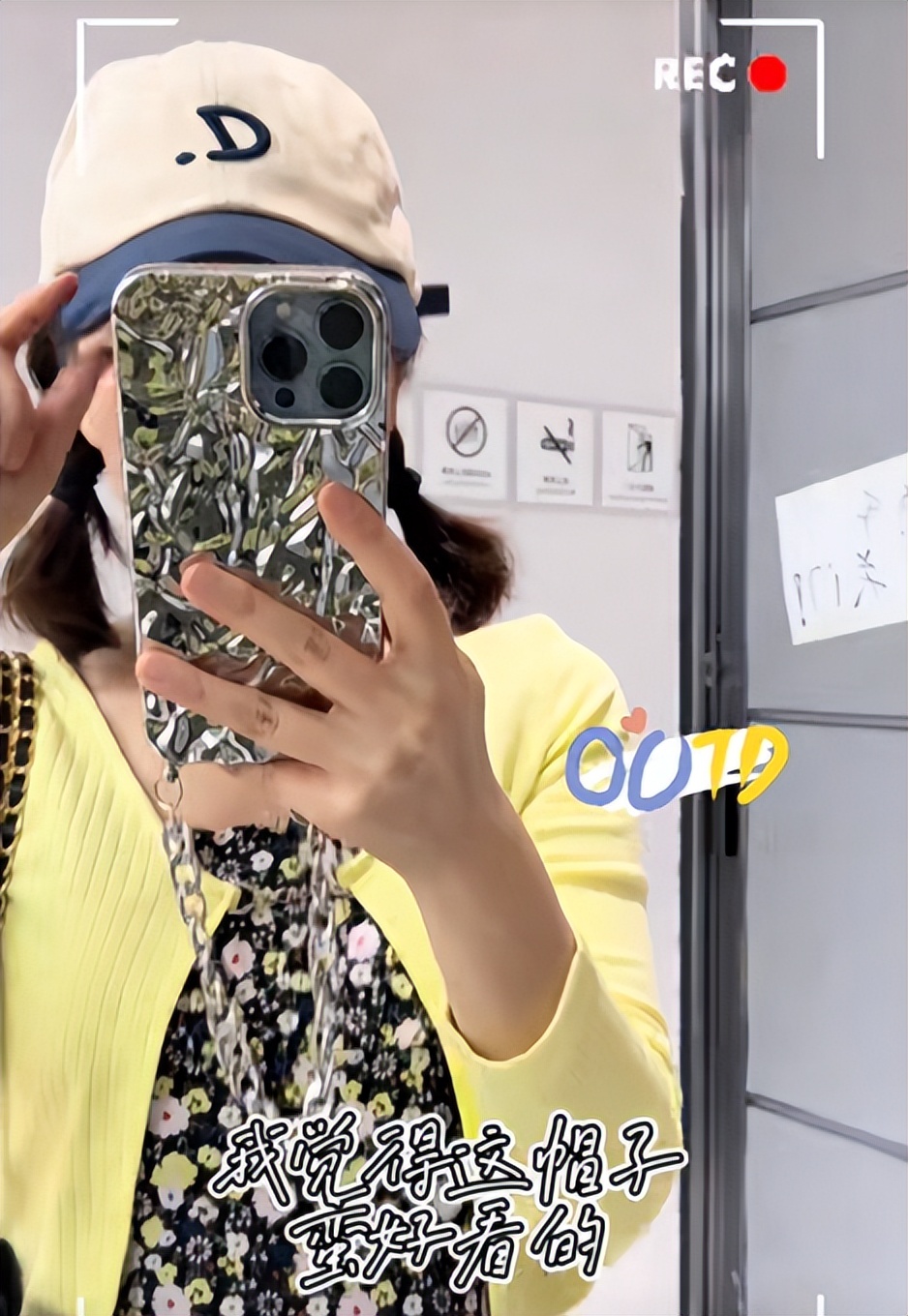 38岁的吴昕身穿深色碎花短裙，搭配黄色针织衫，逛夜市少女感满满