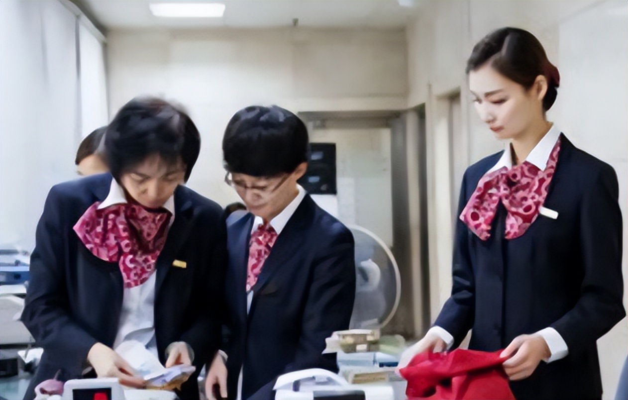 中彩票的钱要求打入什么银行卡 (中了3亿元的彩票如何分配到银行)