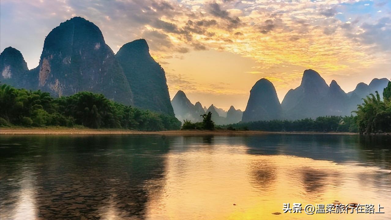 阳朔遇龙河，十里画廊万顷碧水，高山峻岭，美不胜收的山水画廊