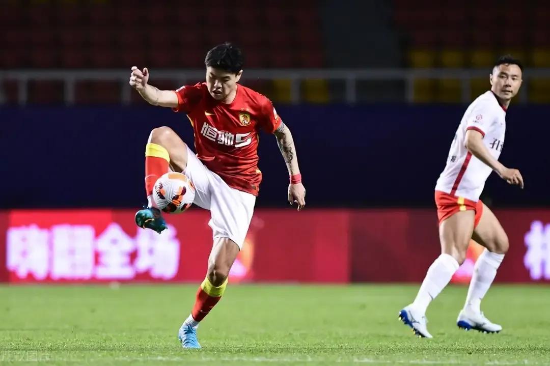 中超海港2-1逆转津门虎5连胜领跑,中超积分榜上海海港逆转取胜天津