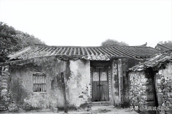 敌人一把把明晃晃的*刀刺**一齐对向她的胸口，誓死如归的女英烈王册