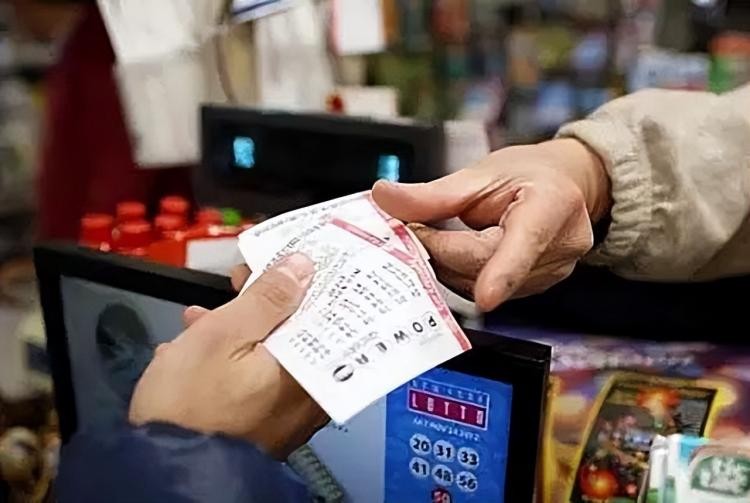 小伙卖彩票一年挣80亿,拾荒男子桥洞研究彩票完整视频