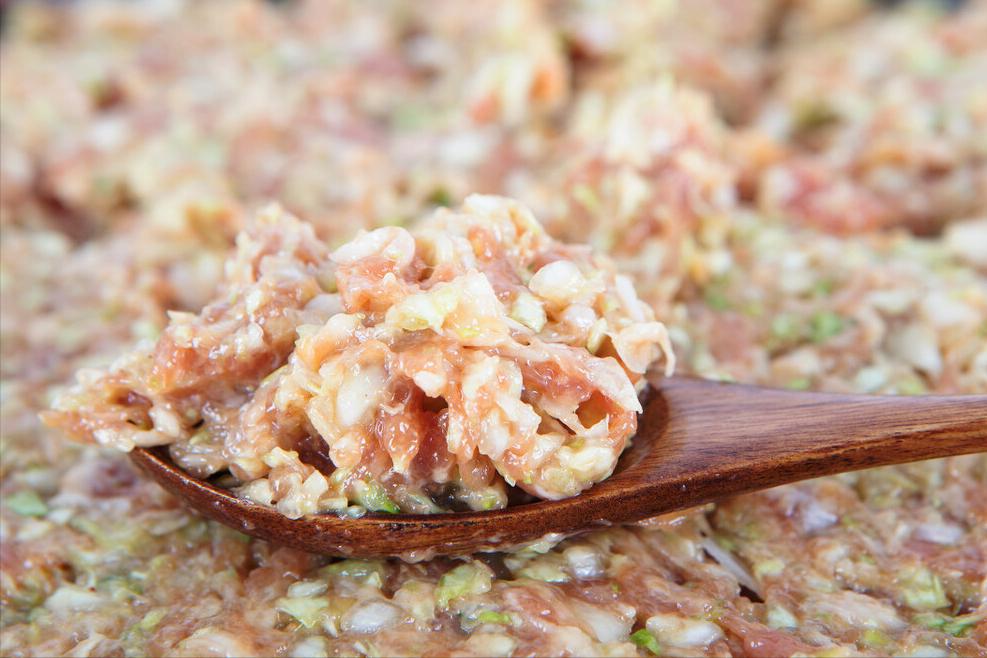 调肉馅要放多少水的正确方法,调肉馅一斤肉放多少水