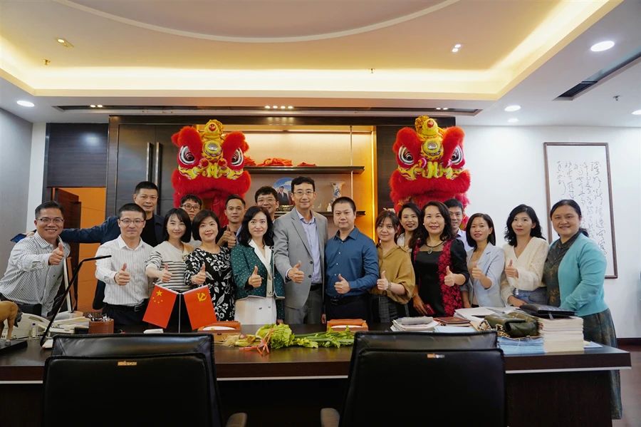 吉狮献瑞闹新春，益民服装城鸿运开工祈丰年