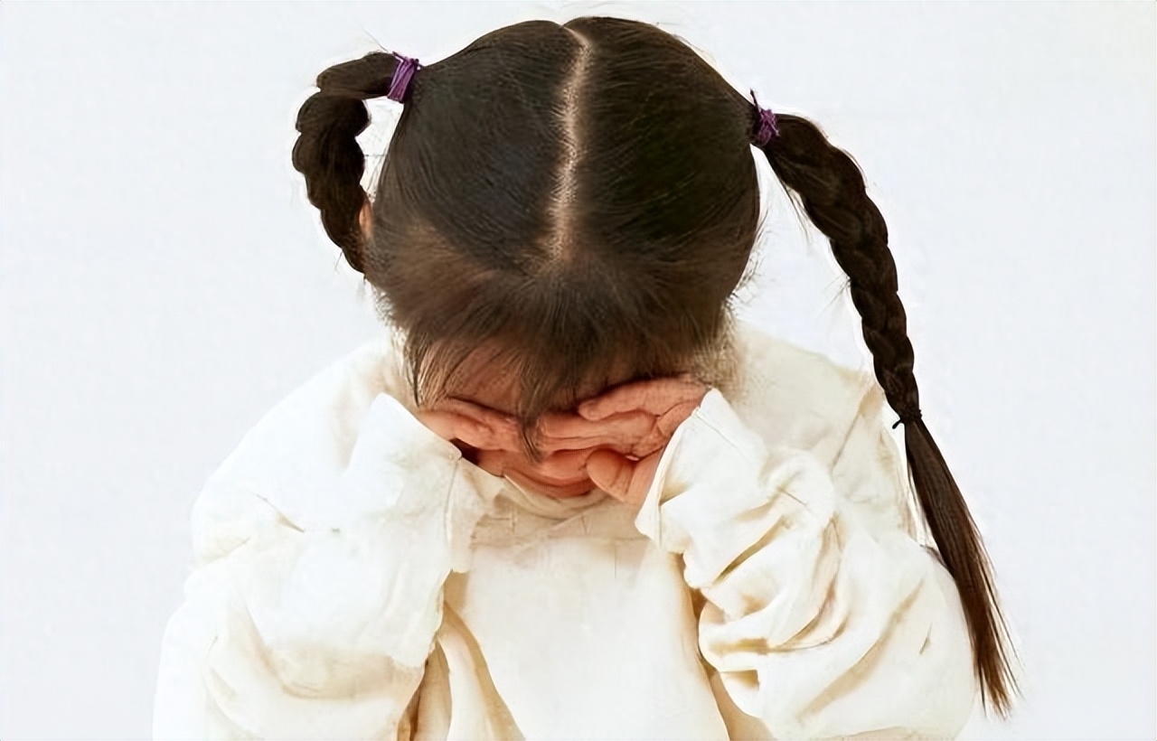 坐轮椅？开着裤裆？老教师干着“*兽禽**”不如的事，旁人称是惯犯