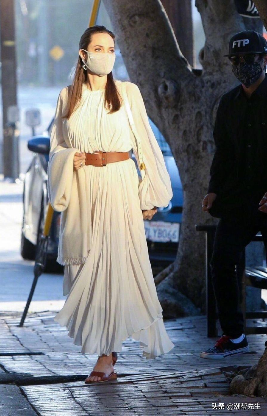 朱莉近照略显油腻老气,朱莉与儿子近照