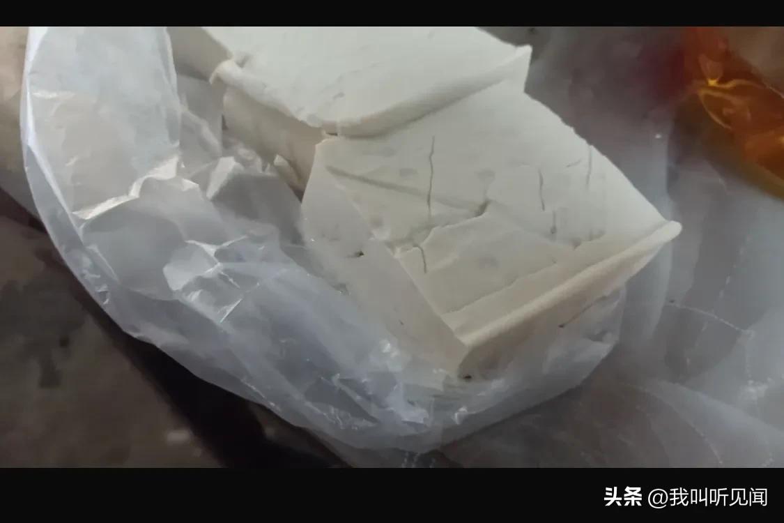 那天下午小王去买豆腐，回家不到5分钟，被警察带走，一走就是8年