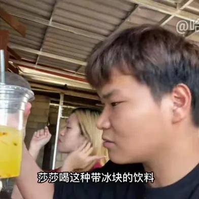 莎莎为*证办**，打扮漂亮去照相馆，彼此关心，哈哈感到家的温暖。