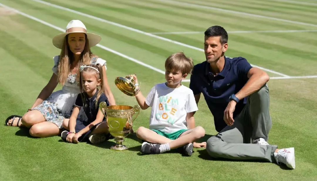 德约赢得总冠军,德约家的奖杯