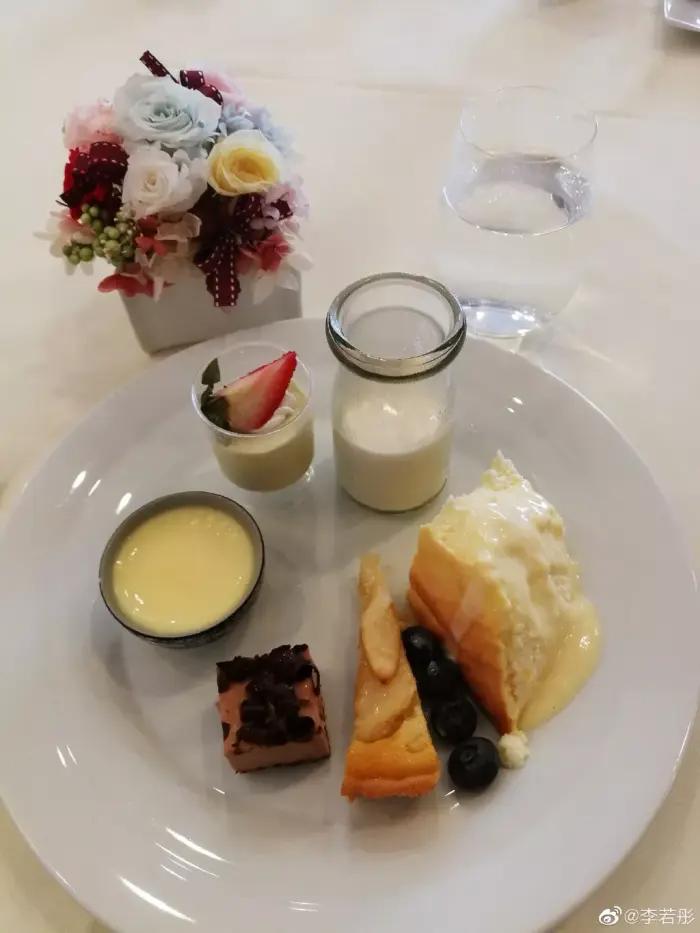 54岁李若彤身材照曝光,54岁李若彤身材曲线引发热议