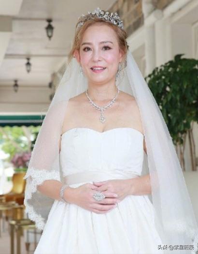 翁静晶因与刘家良结婚轰动娱乐圈，刘家良去后，她再嫁入赌王家族