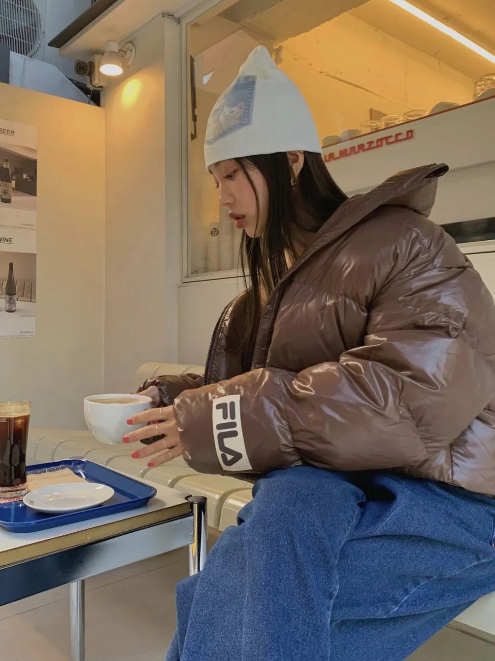 白色长款羽绒服韩系裙子穿搭,今年流行穿搭羽绒服加什么靴子