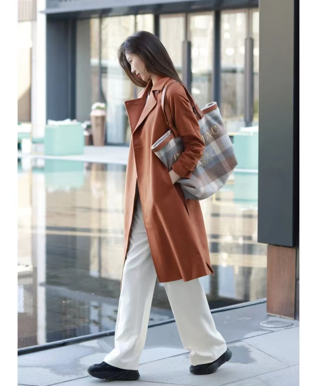 黑色大衣搭配什么颜色毛衣显高级,深棕灰色格子大衣怎么穿出高级感