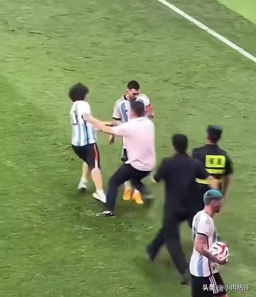 狂热球迷冲进球场国外评论,狂热球迷冲进球场